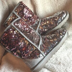UGG Women Classic Short Sequin Sparkle Boots Silver Pink Reversible Size 8